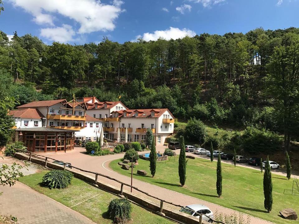 Schlosshotel לנדסטול מראה חיצוני תמונה
