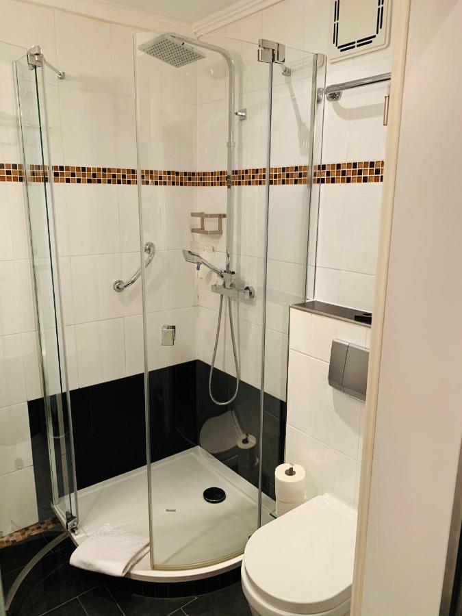 Schlosshotel לנדסטול מראה חיצוני תמונה