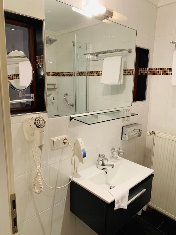 Schlosshotel לנדסטול מראה חיצוני תמונה